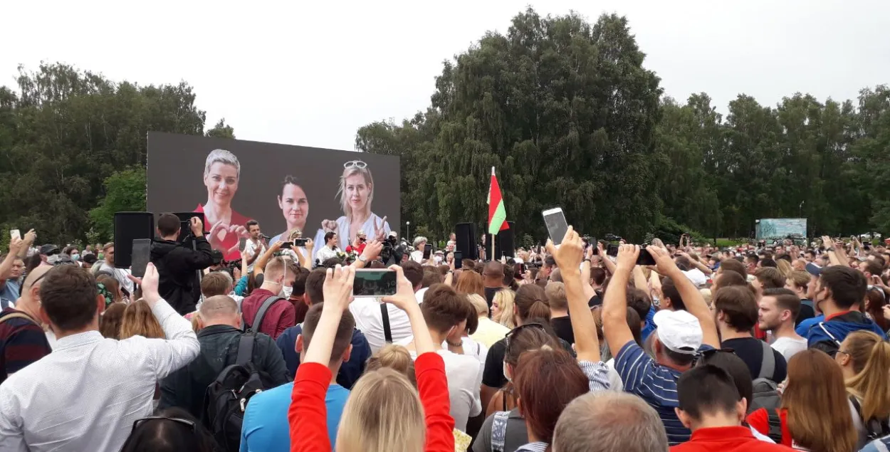 Thousands of people came to Sviatlana Tsikhanouskaya&#39;s campaigning picket in Minsk / Euroradio