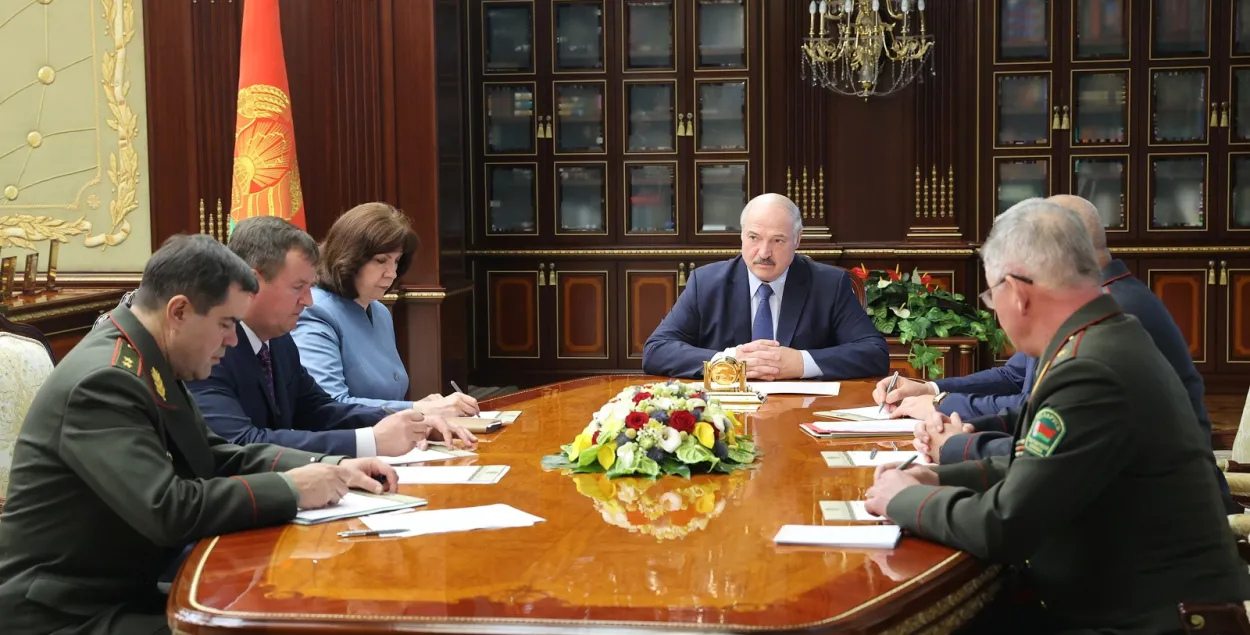 Лукашенко и члены Совбеза обсуждают задержание россиян, 29 июля 2020-го / Reuters