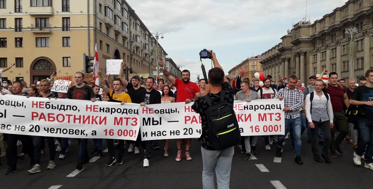 Рабочыя МТЗ ідуць да будынка ЦВК па праспекце Незалежнасці ў Мінску 14 жніўня 2020 года / Еўрарадыё