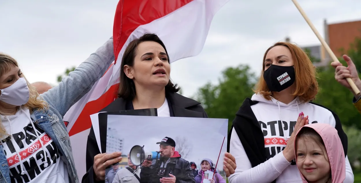 Светлана Тихановская на уличной акции в Вильнюсе держала портрет своего мужа, который уже год за решёткой в Беларуси / Reuters​