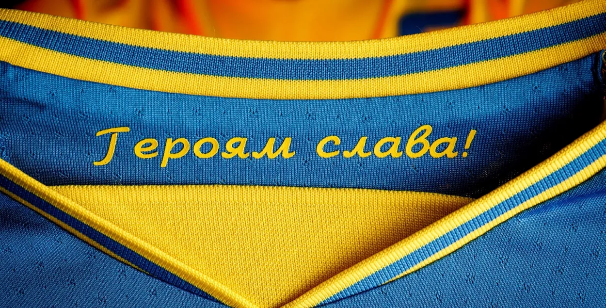 Надпись "Героям слава!" на форме футбольной сборной Украины / Reuters​