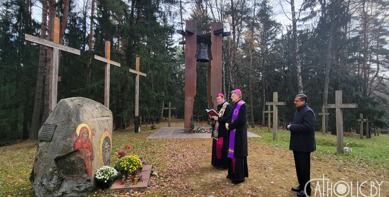 Анте Йозич и Юзеф Станевский читают молитву / catholic.by
