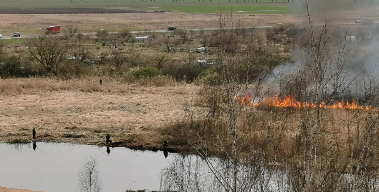 У Слуцку рыбакі вудзілі рыбу, нягледзячы на пажар за спінамі 