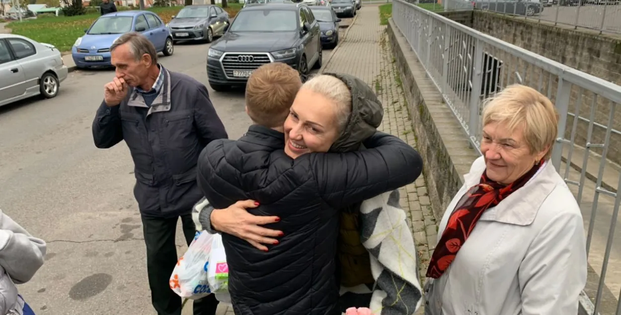 Yelena Lecuhanka with her parents after her release on 15 October&nbsp;/ Euroradio