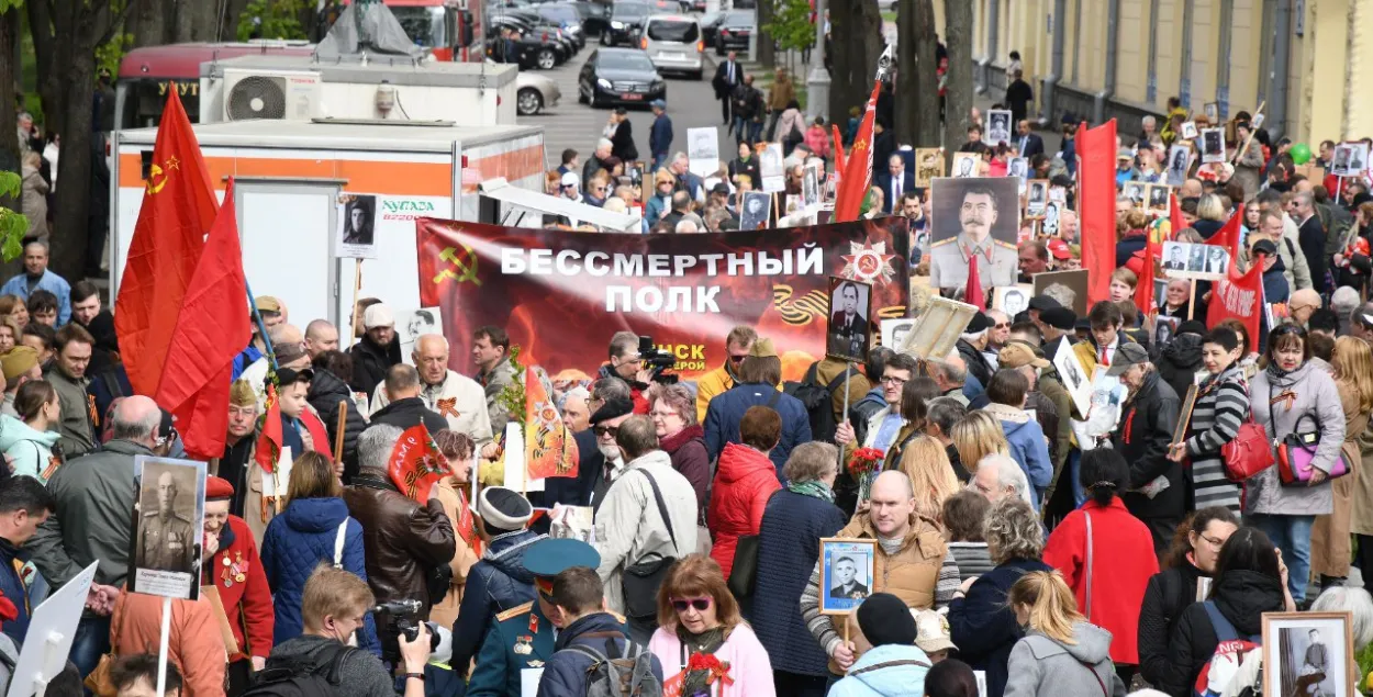 У Мінску ўдзельнікі акцыі "Несмяротны полк" прынеслі партрэты Сталіна (фота)