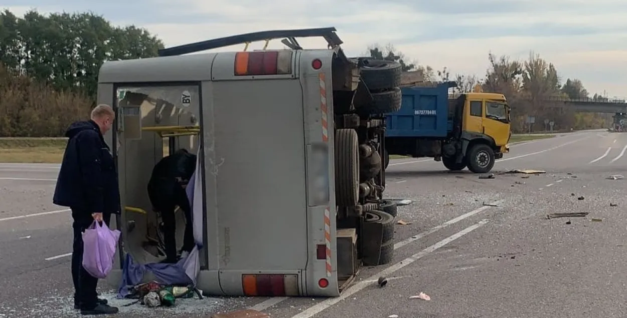 Ва Украіне трапіў пад грузавік і перакуліўся аўтобус з беларусамі