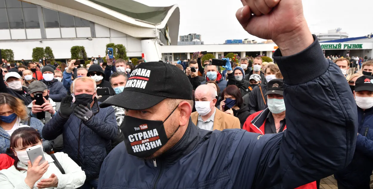 Фоторепортаж: как в центре Минска проходил пикет Тихановского и Статкевича  