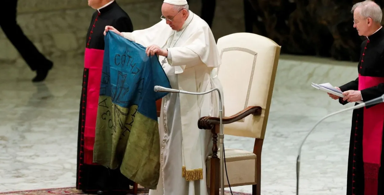 Папа Франциск держит флаг из Бучи​ / vaticannews.va