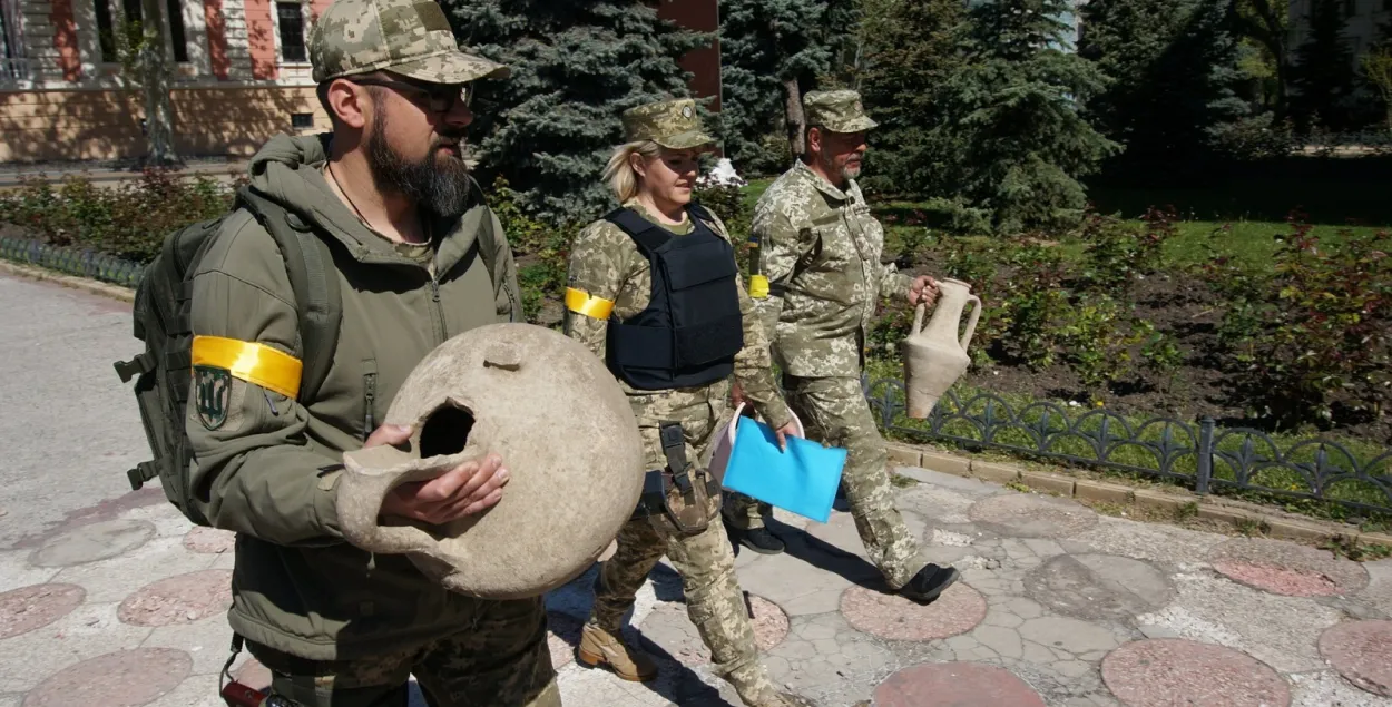 Украінскія байцы капалі акопы і знайшлі старажытныя амфары