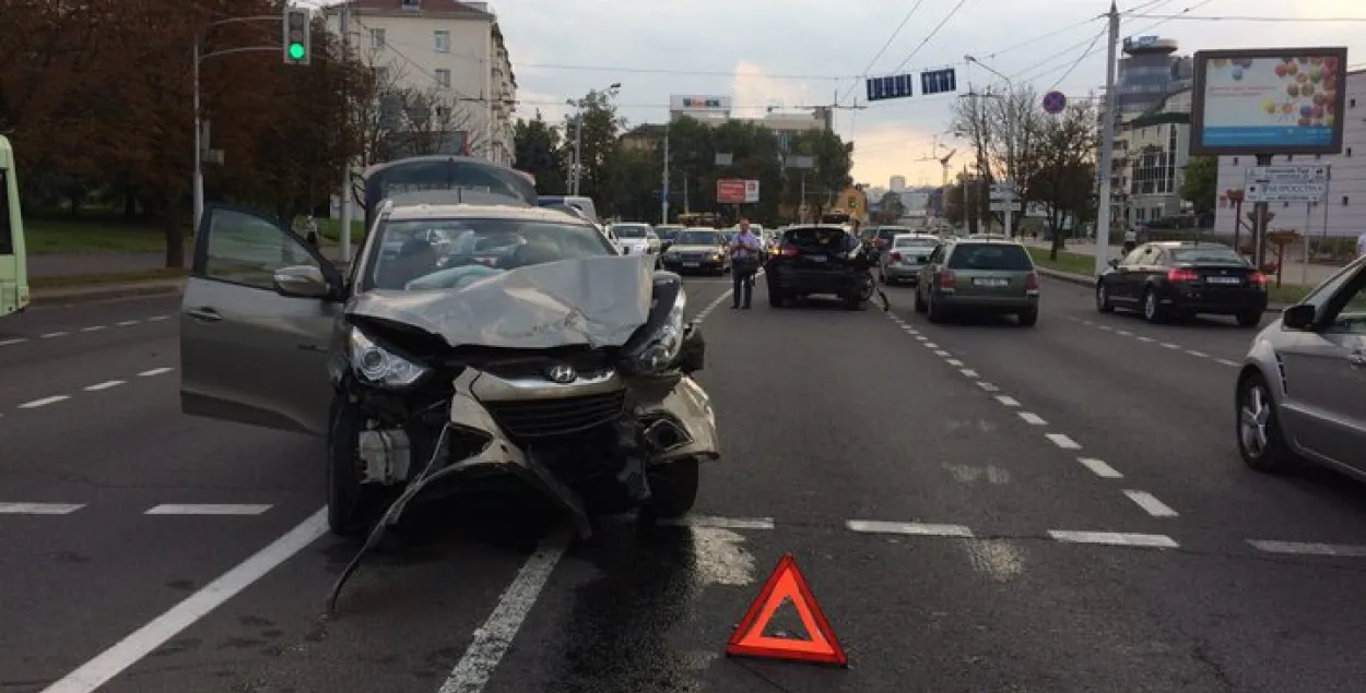 П'яны пенсіянер на Hyundai пратараніў у цэнтры Мінска 5 аўтамабіляў (фота)