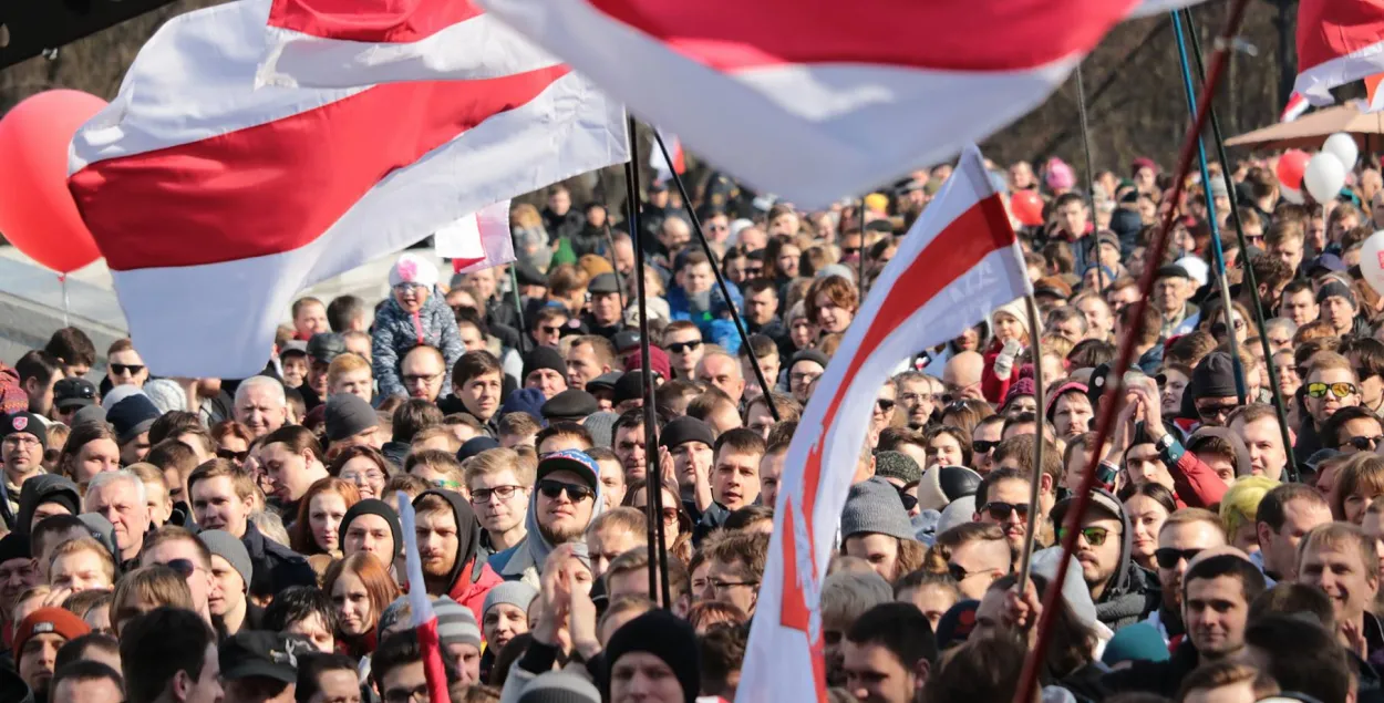 Суткі, штрафы і гвалт за БЧБ-сцяг. Чаму важна юрыдычна замацаваць яго статус