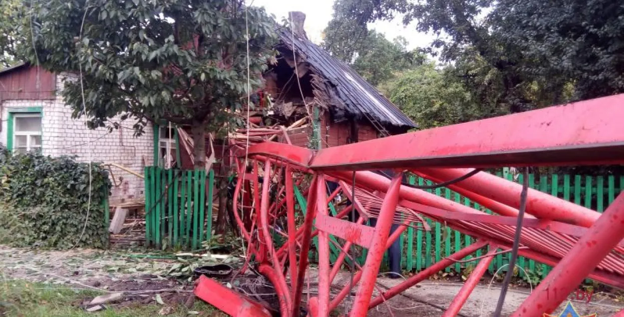 У Мінску вежавы кран зваліўся на прыватны дом (фота)