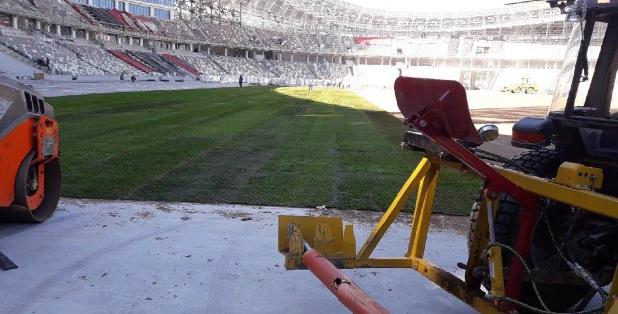 На асноўнай арэне мінскага стадыёна "Дынама" ўкладваюць газон (фота)