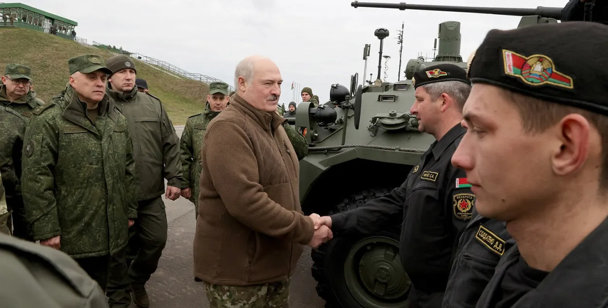 Александр Лукашенко и военные / president.gov.by

