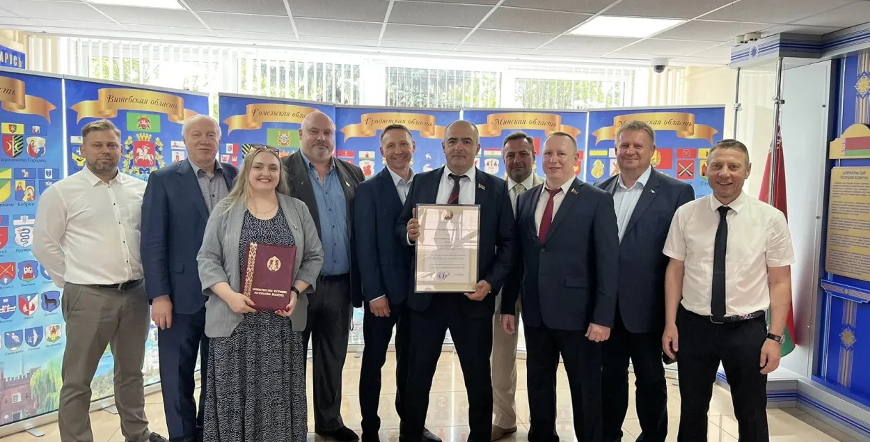 Алег Гайдукевіч атрымаў пасведчанне аб рэгістрацыі / facebook.com
