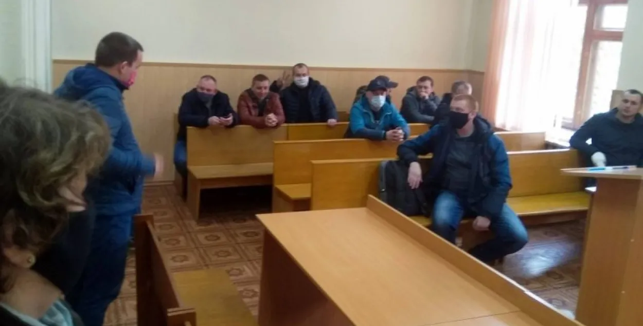 Суддзя не змагла выдаліць з залы 15 чалавек, які прыйшлі падтрымаць актывіста