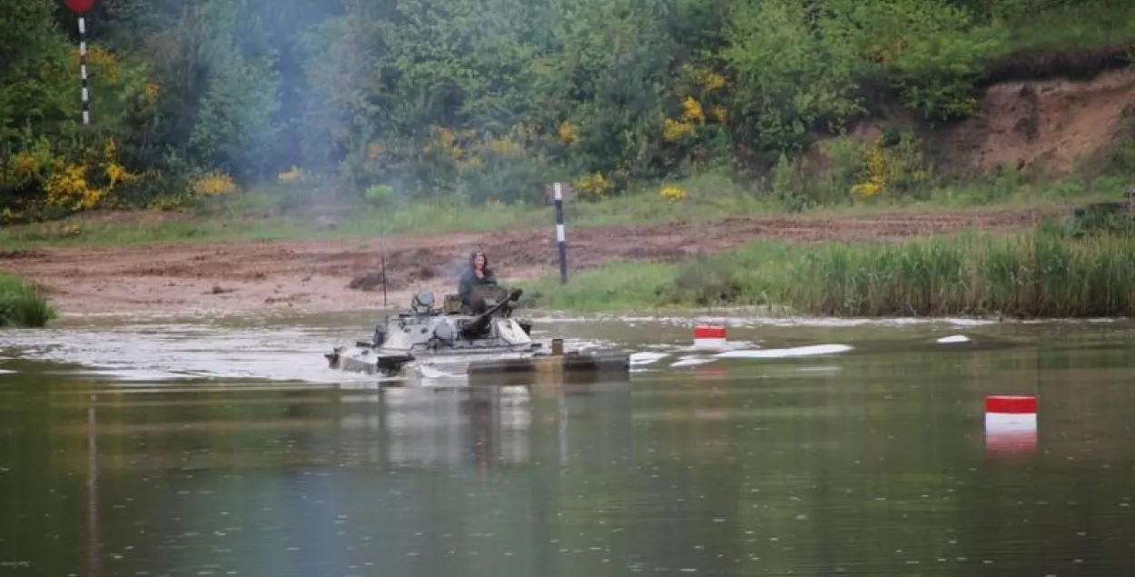 Пад Слонімам БМП пераадольвалі водную перашкоду