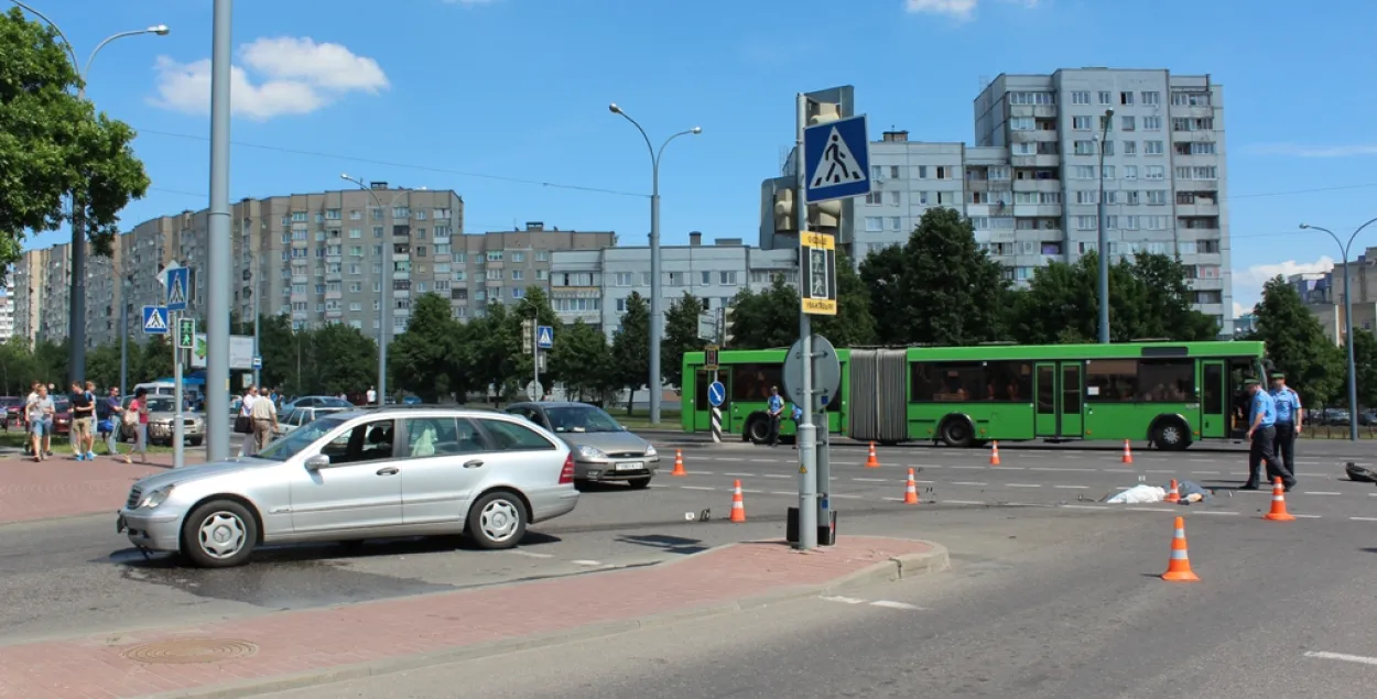 У Гродне дзяўчына на Mercedes не прапусціла скутэр, загінуў 32-гадовы мужчына