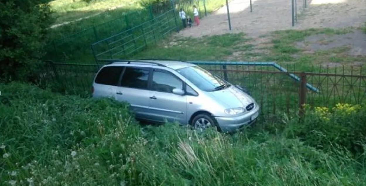 У Гродне аўтамабіль без кіроўцы наехаў на пенсіянерку (фота)