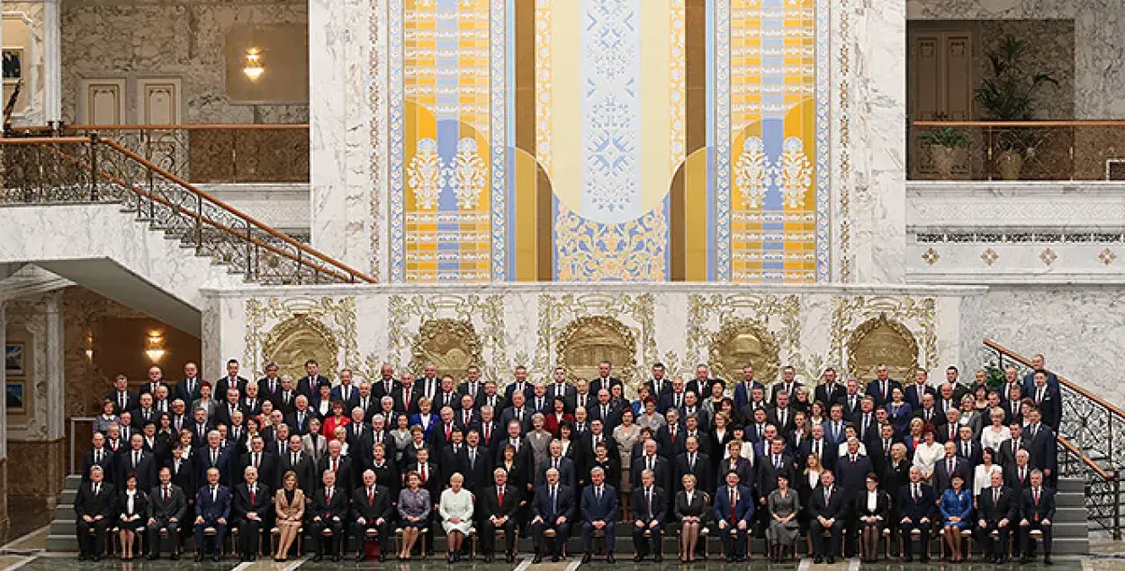 Лукашэнка зрабіў агульнае фота з дэпутатамі і сенатарамі