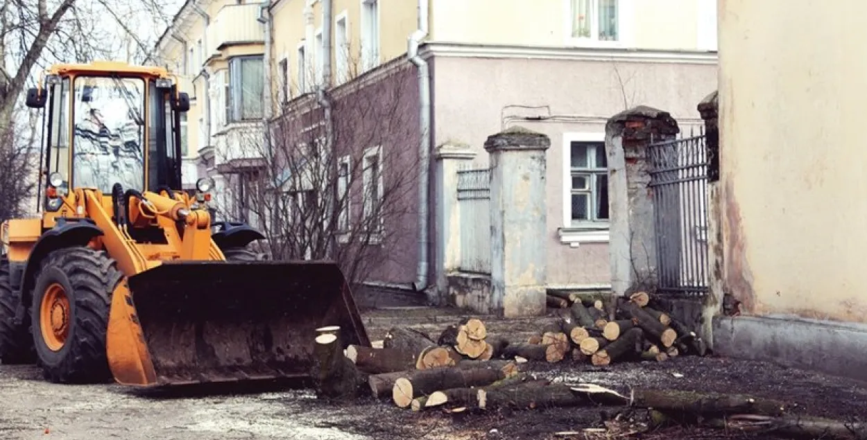 "Ставім перад фактам”: Як чыноўнікі з людзьмі пра Трактарапасёлак гаварылі