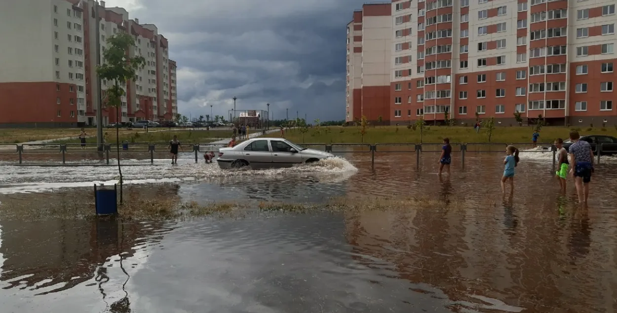 Сильный ливень обрушился на Барановичи