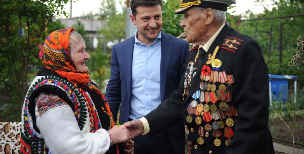 Зяленскі зрабіў фота разам з ветэранам савецкага войска і сувязной УПА