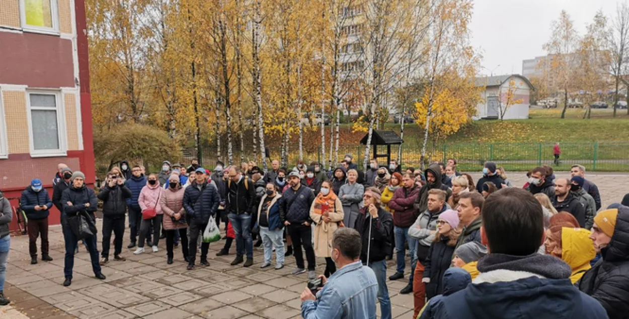 В пятницу на встречу с директором гимназии пришло более 100 родителей детей, возмущенных этим случаем / rebenok.by​