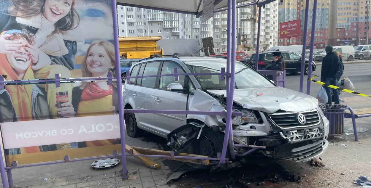 У Мінску аўтамабіль заехаў на прыпынак, пацярпелі тры чалавекі