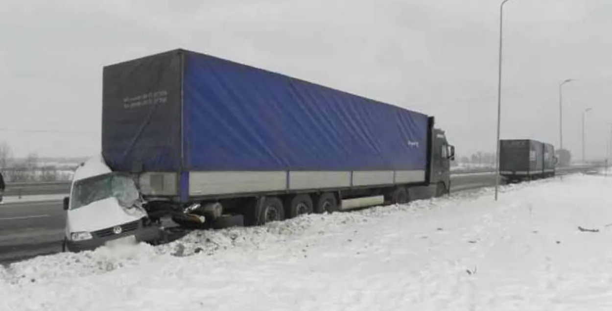 У Калінкавіцкім раёне легкавік сутыкнуўся з фурай, кіроўца загінуў