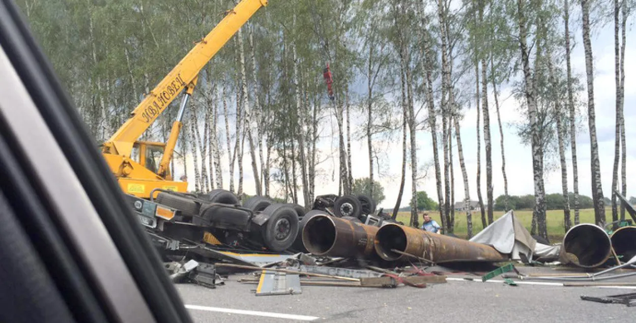 У Лідскім раёне перакуліўся аўтацягнік з трубамі, загінуў кіроўца