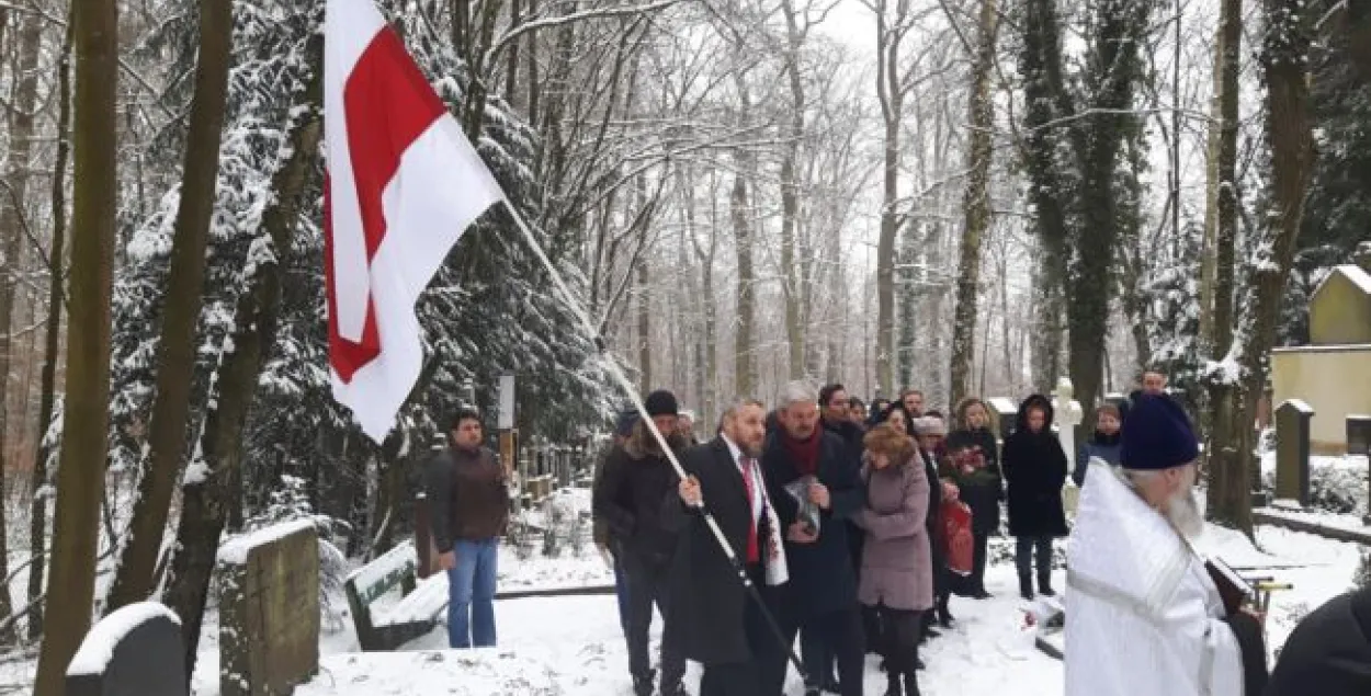 На труну Барыса Кіта паклалі бел-чырвона-белы сцяг і хлеб (фота)