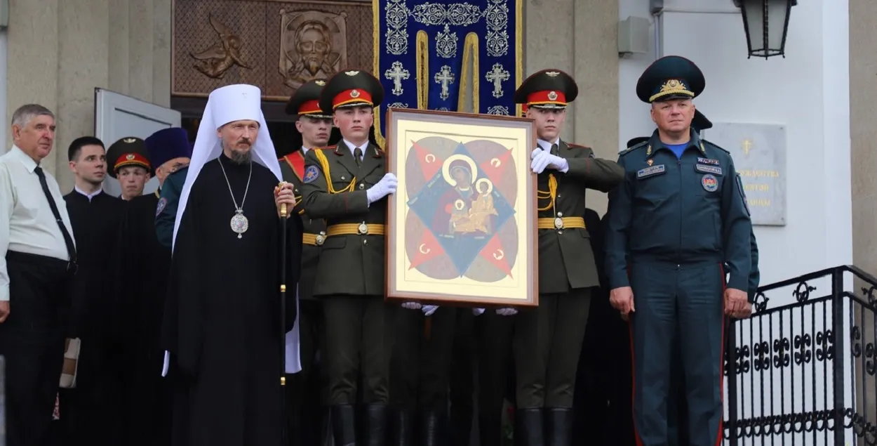 Злева кіраўнік БПЦ мітрапаліт Веніямін, справа міністр па надзвычайных сітуацыях Вадзім Сіняўскі / mchs.gov.by
