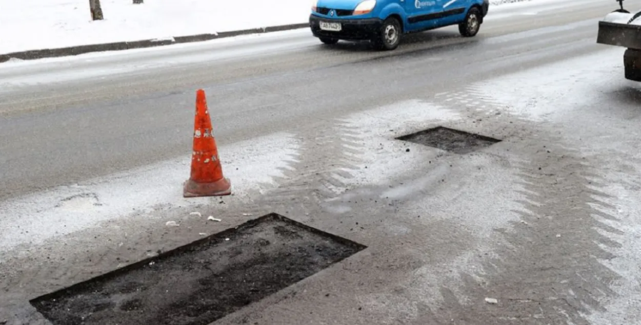 Зімой у Мінску спрабуюць рамантаваць дарогі / БЕЛТА
