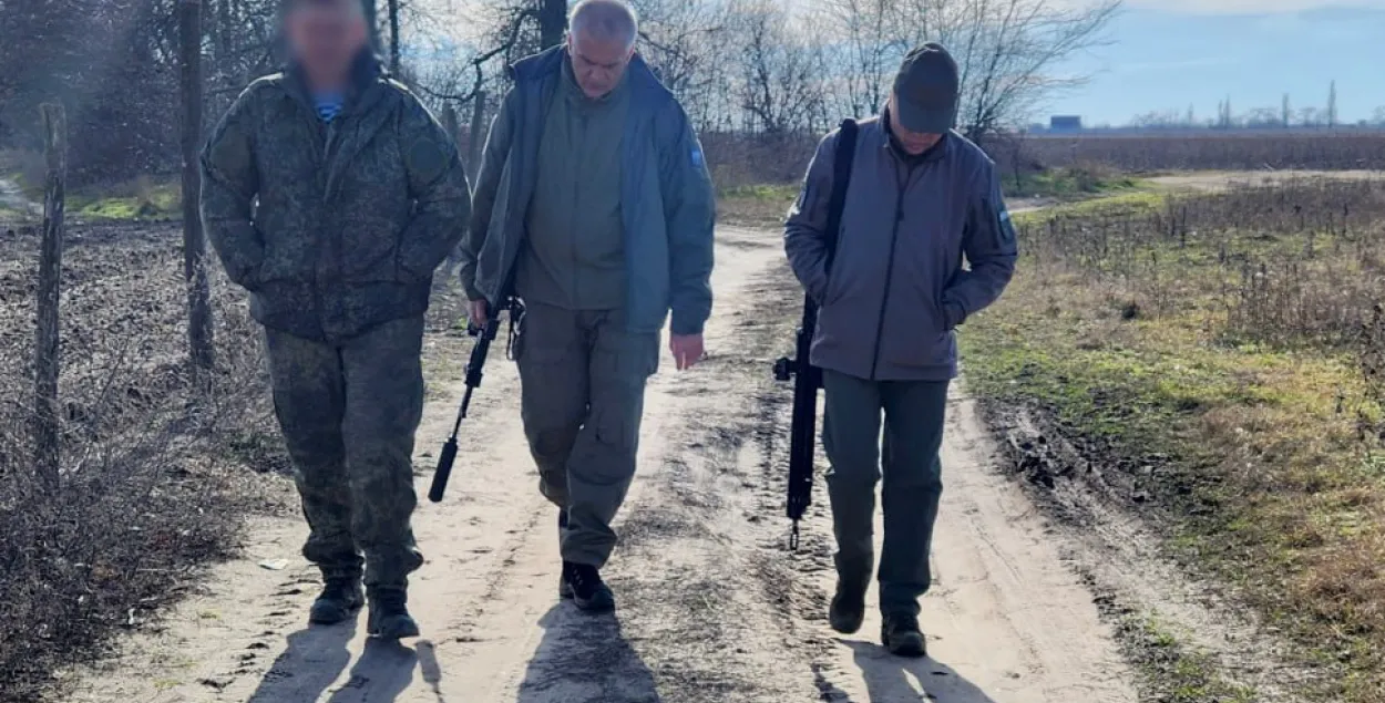 "Глава Крыма" Сергей Аксенов (в центре) проверяет, как&nbsp;полуостров готов к украинскому контрнаступлению /&nbsp;@Aksenov82
