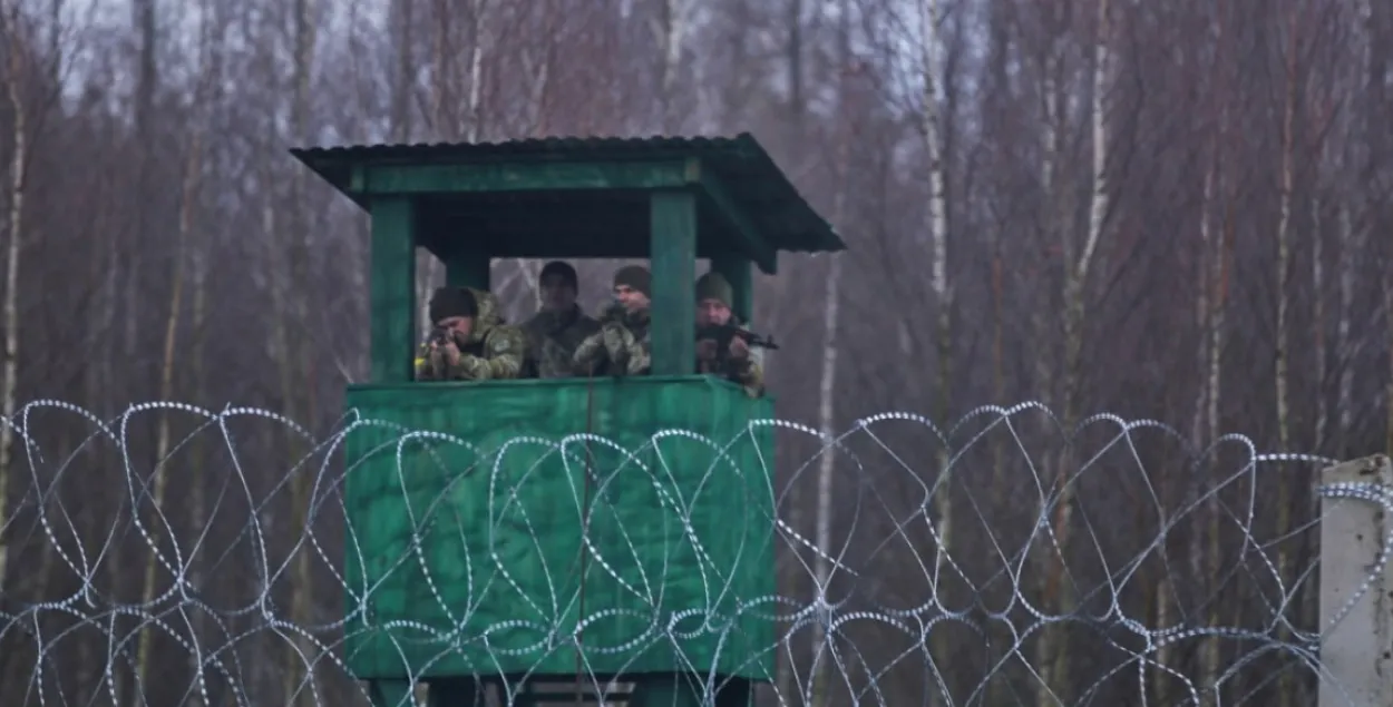 Украінскія вайскоўцы на назіральнай вышцы на мяжы з Беларуссю / t.me/gpkgovby
