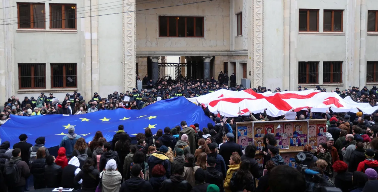 Пратэсты ў Грузіі праходзяць пад нацыянальным сцягам і сцягам ЕС / Reuters
