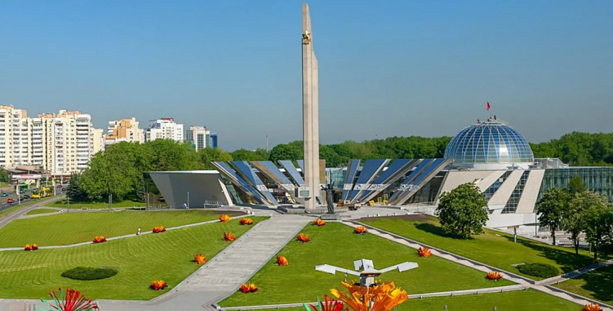 Хлопец, які намаляваў круг на стэле ў Мінску, трапіў пад крымінальную справу