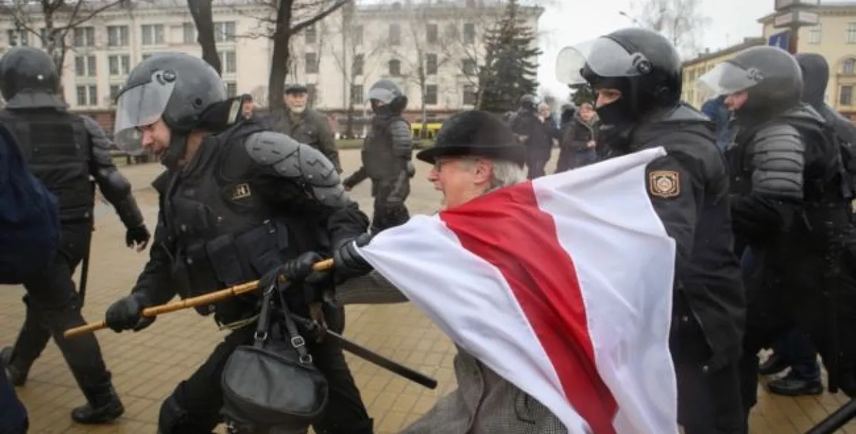 Фотафакт: мужную Ніну Багінскую зноў затрымалі