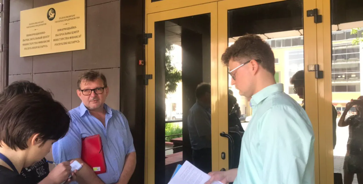 Lawyers and journalists near the Financial Investigation Department Headquarters in Minsk&nbsp;/ Euroradio