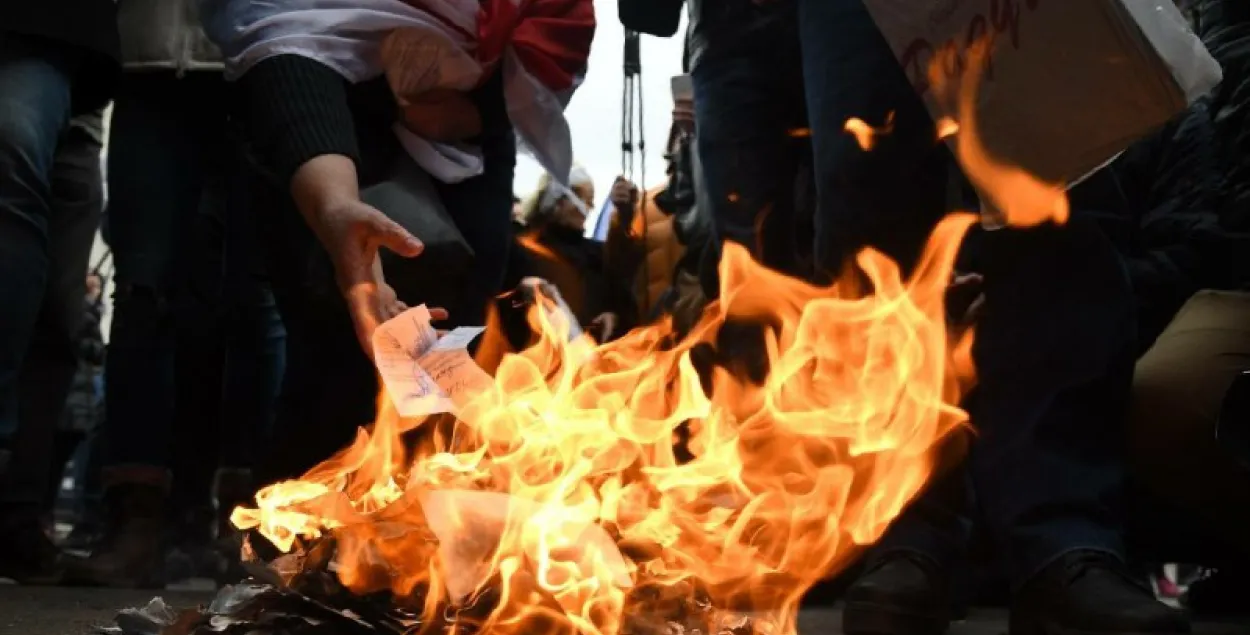 На Плошчы Свабоды ў Мінску прыхільнікі Статкевіча распалілі вогнішча