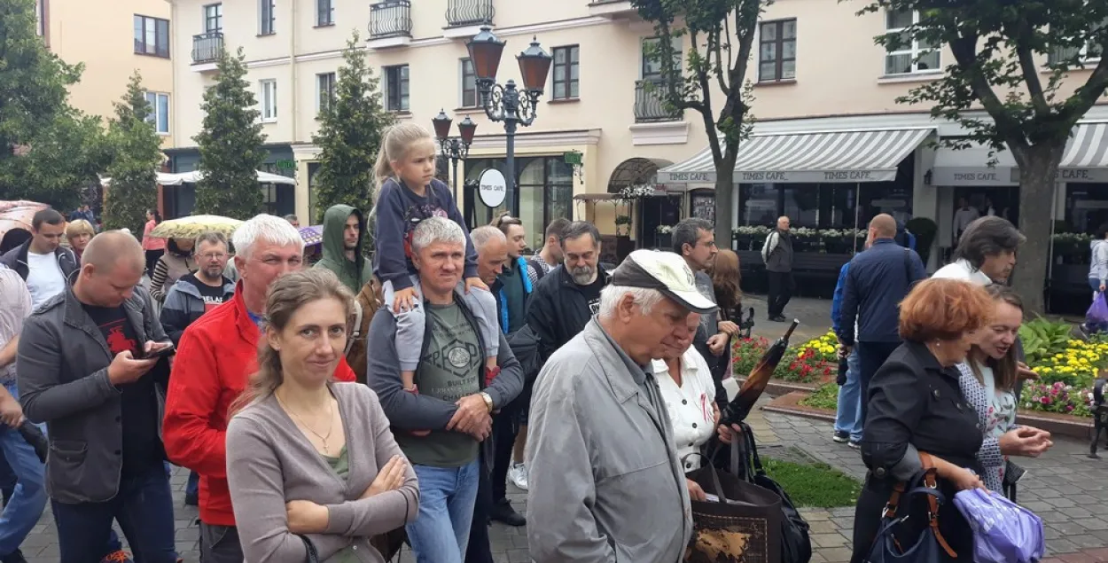 У Брэсце праціўнікі АКБ зноў кармілі галубоў