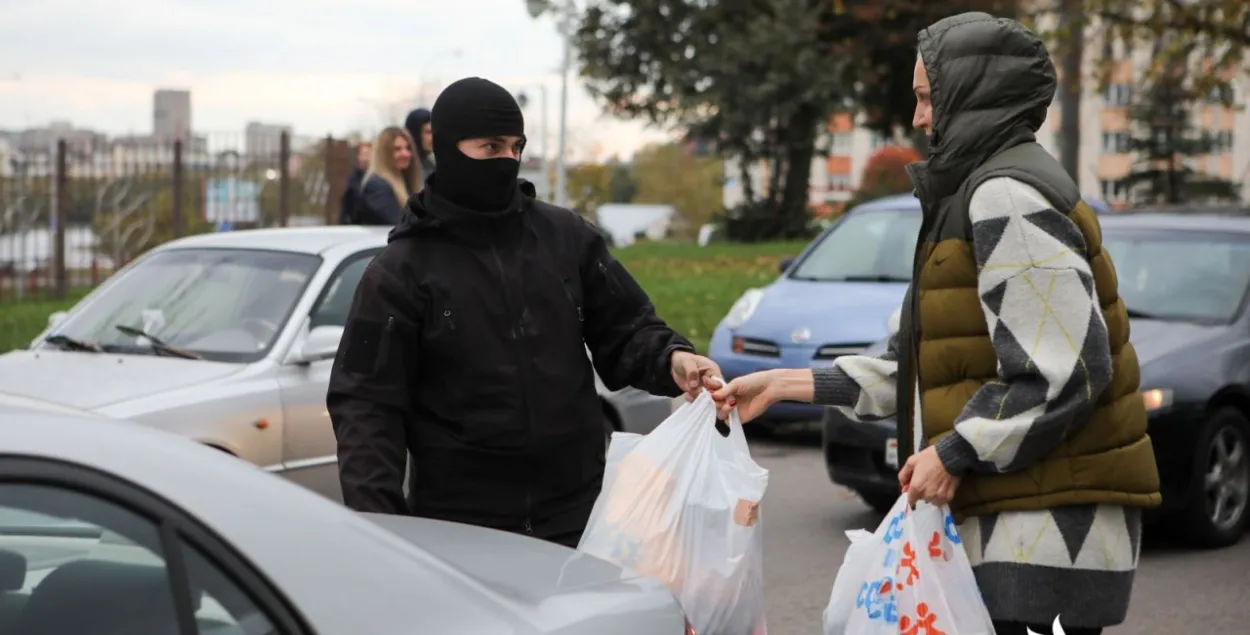 Неизвестный силовик доставал вещи баскетболистки из багажника автомобиля​ / @radiosvaboda