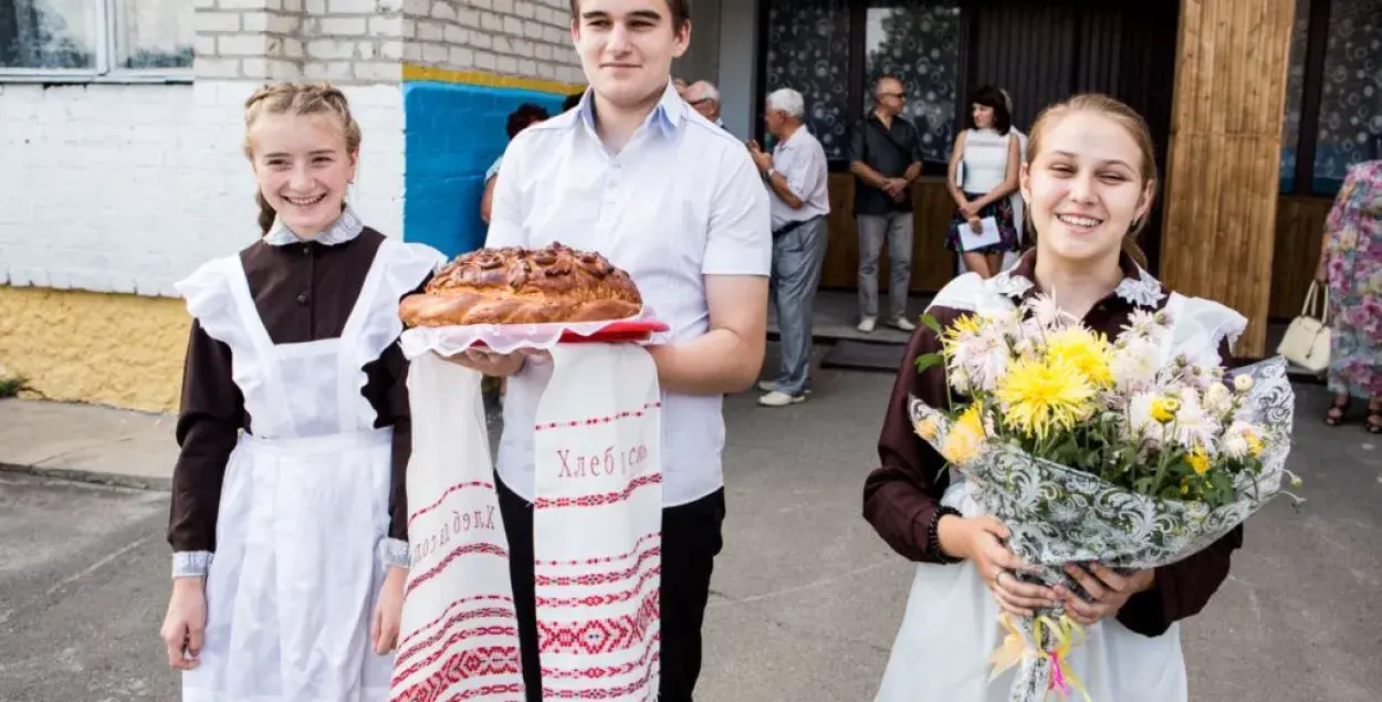 Святлана Алексіевіч наведала родную школу ў Капаткевічах