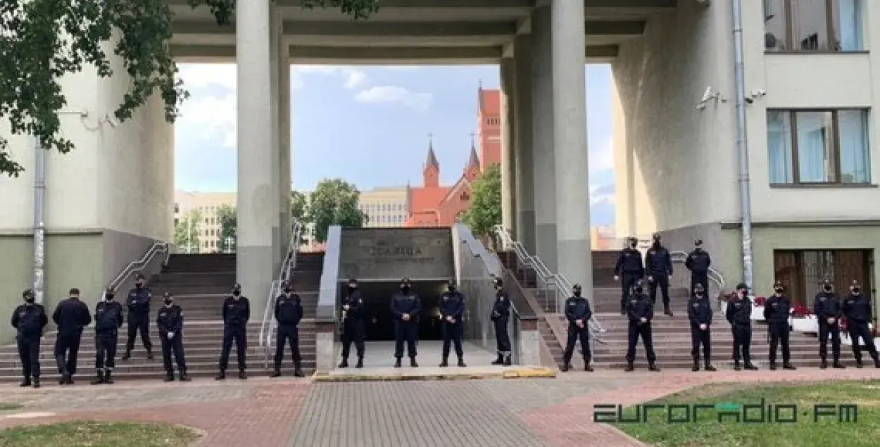 Law enforcement officers gather near administrative buildings in Minsk / Euroradio