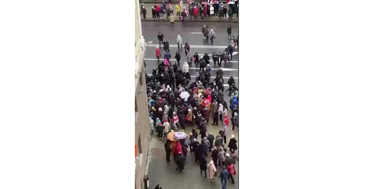 Столкновения между омоновцами и пенсионерами / кадр из видео