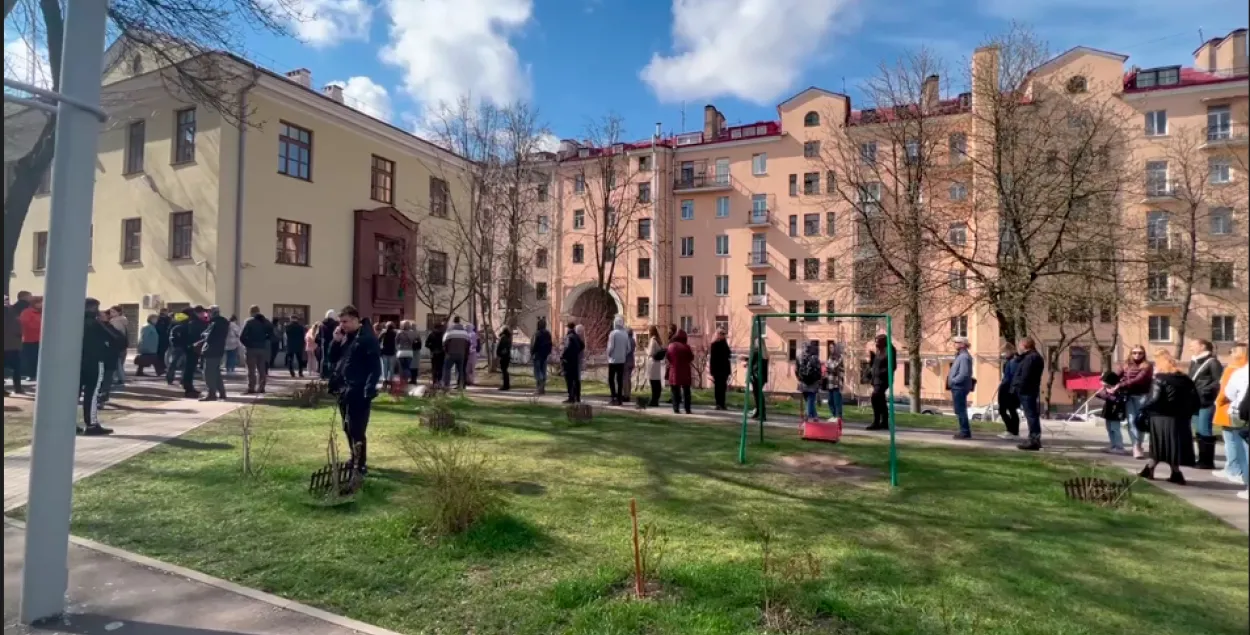 Замест адной чаргі на апастыль у МЗС цяпер стаяць тры