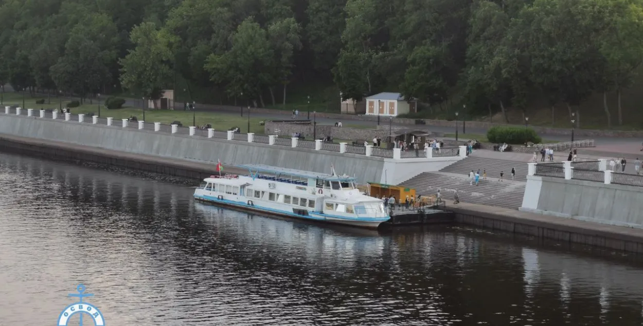 В Гомеле пара прыгнула с теплохода в Сож / t.me/osvodgomel
