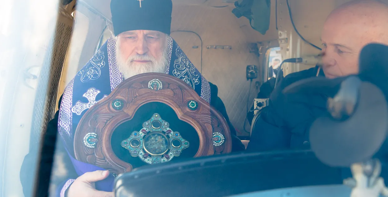 Мітрапаліт Павел падчас акраплення святой вадой Мінска супраць каранавіруса / Church.by