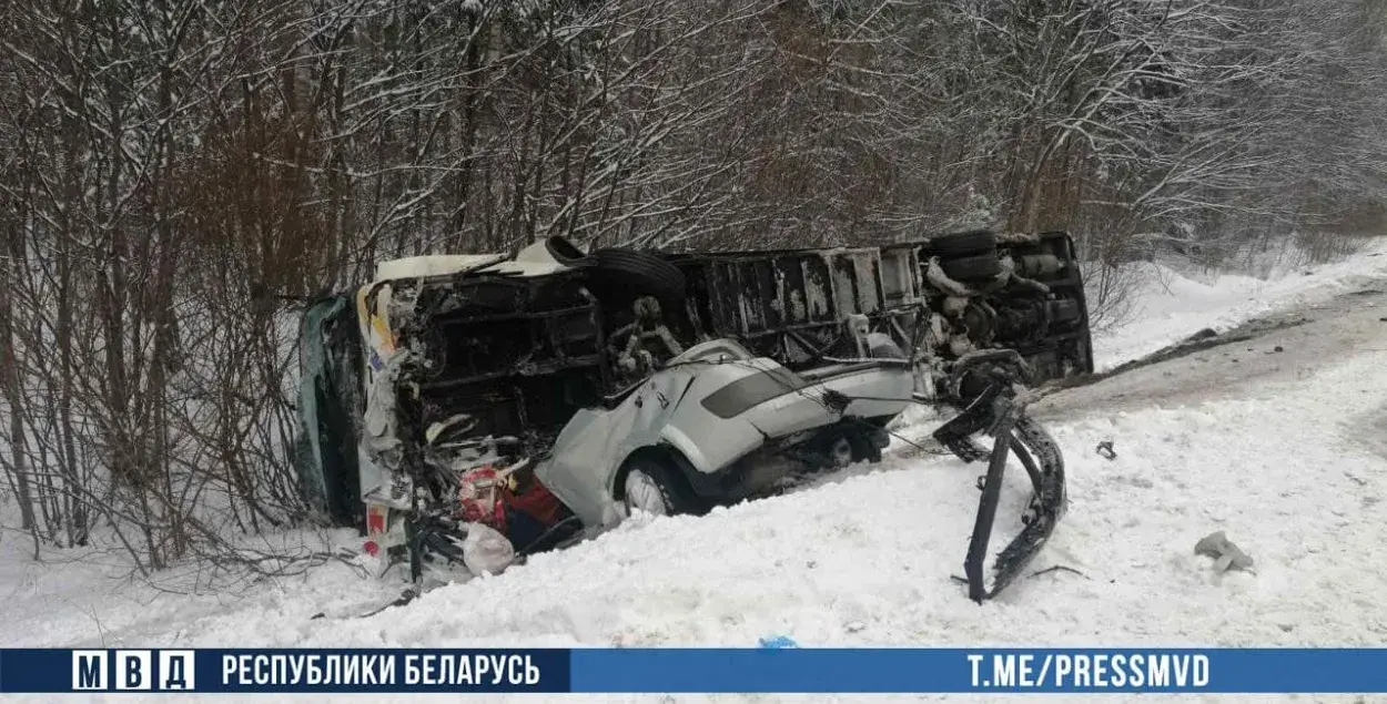 У Лёзненскім раёне аўтамабіль урэзаўся ў аўтобус з расійскімі турыстамі